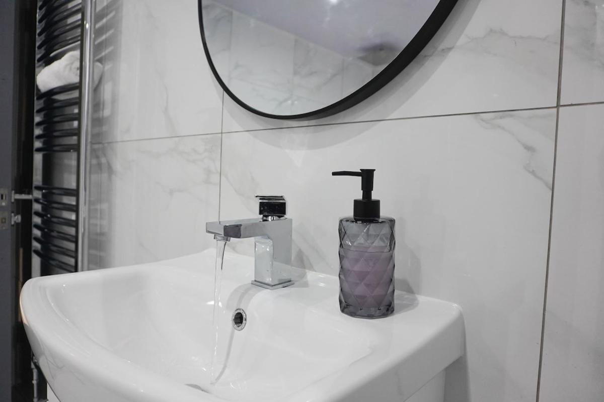 Contractors Dream, 4 Bedroom 2 Bathroom Liverpool Extérieur photo